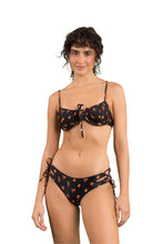 Laden Sie das Bild in den Galerie-Viewer, Model Front: Rio De Sol Oberteil Top Cashew Balconet-Tie
