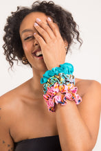 Laden Sie das Bild in den Galerie-Viewer, Amore-Pink Scrunchie
