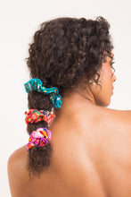 Laden Sie das Bild in den Galerie-Viewer, Love-Trip Scrunchie
