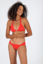 Laden Sie das Bild in den Galerie-Viewer, Model Front: Rio De Sol Unterteil Bottom Rouge Mel
