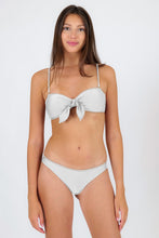 Laden Sie das Bild in den Galerie-Viewer, Model Front: Rio De Sol Unterteil Bottom Shimmer-White Essential
