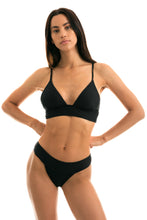 Laden Sie das Bild in den Galerie-Viewer, Model Front: Rio De Sol Set Cloque Preto Tri Cos
