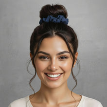 Laden Sie das Bild in den Galerie-Viewer, Model Front: Rio De Sol Haar-Accessoires Navy Scrunchie
