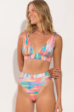 Laden Sie das Bild in den Galerie-Viewer, Gallery: Rio De Sol Set Set River Halter-Cos Hotpant-Cos
