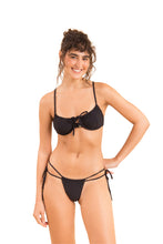 Laden Sie das Bild in den Galerie-Viewer, Model Front: Rio De Sol Oberteil Top Dots-Black Balconet-Tie
