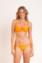Laden Sie das Bild in den Galerie-Viewer, Model Front: Rio De Sol Oberteil Top Dots-Mango Balconet-Tie
