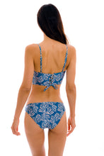 Laden Sie das Bild in den Galerie-Viewer, Model Back: Rio De Sol Oberteil Top Palms-Blue Balconet-Anna
