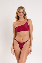 Laden Sie das Bild in den Galerie-Viewer, Model Front: Rio De Sol Oberteil Top Touch-Carmim Isadora
