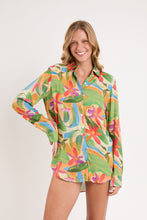 Laden Sie das Bild in den Galerie-Viewer, Model Front: Rio De Sol Strandtop Tropical Shirt Greta
