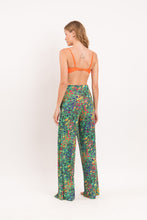 Laden Sie das Bild in den Galerie-Viewer, Model Back: Rio De Sol Strandhosen Wilds Wide Pants
