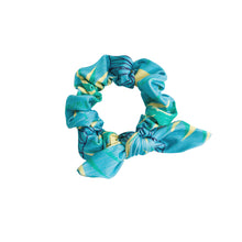 Laden Sie das Bild in den Galerie-Viewer, Flower Geometric Scrunchie
